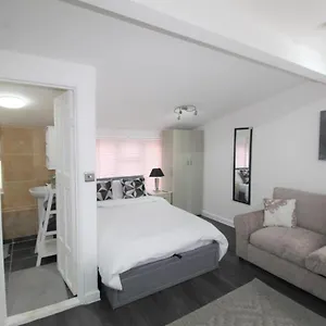 2 Min Walk To Upton Park Station Apartamento Londres